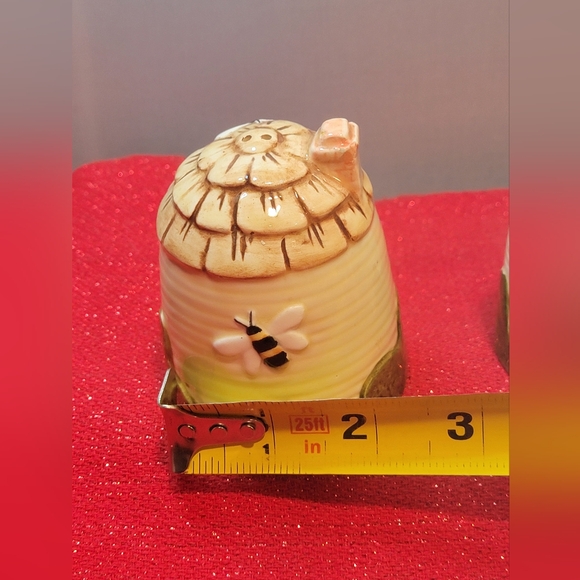 Vtg Treasure Craft Pfaltzgraff Beehive Salt & Pepper Shakers - Picture 6 of 14